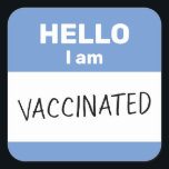 Sticker Carré Bonjour, je suis vacciné<br><div class="desc">Que ce soit pour des raisons de sécurité ou pour la fierté, vous pouvez partager votre statut de vaccination contre le coronavirus (ou d'autres maladies) avec cet autocollant! Célébrez la fin finale de la pandémie du 19ème au moyen de cette conception simulant l'un de ces autocollants Hello que vous pourriez...</div>