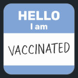 Sticker Carré Bonjour, je suis vacciné<br><div class="desc">Que ce soit pour des raisons de sécurité ou pour la fierté, vous pouvez partager votre statut de vaccination contre le coronavirus (ou d'autres maladies) avec cet autocollant! Célébrez la fin finale de la pandémie du 19ème au moyen de cette conception simulant l'un de ces autocollants Hello que vous pourriez...</div>