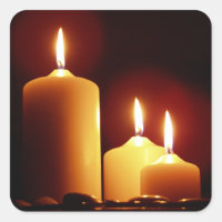 Bougies lumineuses avec une lueur rouge, paisible