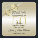 Sticker Carré Bow et Parties scintillant en or romantique 50e Ma<br><div class="desc">Belle et classe 50e anniversaire de Mariage fête de célébration de la fête de remerciement sticker. Avec un élégant arc en or romantique avec ruban sur une parties scintillant dorée brillante et arrière - plan dégradé. Tout le texte est entièrement personnalisable pour répondre à vos besoins. Si vous désirez de...</div>