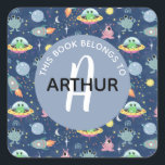 Sticker Carré Boys Space Alien Motif et nom Kids Boplate<br><div class="desc">Ce mignon gosse moderne "ce livre appartient à" autocollant de la plaque d'immatriculation dispose d'un motif de dessin animé alien de l'espace, avec des navires à roquettes, aliens, étoiles, planètes et lunes, et peut être personnalisé avec votre nom de garçon et monogramme. L'espace idéal ajout thématique à vos fournitures scolaires...</div>