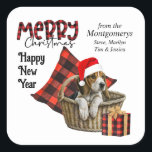 Sticker Carré Buffalo Plaid Beagle Puppy Christmas<br><div class="desc">Cet autocollant Holiday présente un adorable chiot Beagle portant un chapeau de Père Noël rouge et blanc, et assis dans un panier en osier. Derrière le chien se trouve un coussin en plaid de buffle rouge et noir, et une trousse cadeau assortie est installée à côté du panier. Buffalo plaid...</div>