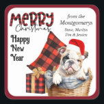 Sticker Carré Buffalo Plaid Buldog Puppy Christmas<br><div class="desc">Cet autocollant Holiday présente un mignon chiot Bulldog portant un chapeau de Père Noël rouge et blanc. Le chien est assis dans un panier d'osier tressé. Derrière le chiot se trouve un coussin en plaid de buffle rouge et noir, et un ensemble cadeau assorti est placé à côté du panier....</div>