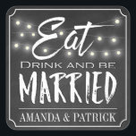 Sticker Carré Chalkboard Mange Boire et être marié Faveurs de ma<br><div class="desc">Chalkboard Eat Drink and Be Married Wedding Favor Stickers - dispose d'un arrière - plan de tableau noir avec des lampes à cordes et des polices fantaisie,  comme la craie. Utilisez-les sur les cadeaux,  le dos des enveloppes et plus encore.</div>