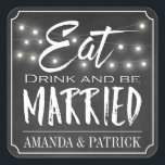 Sticker Carré Chalkboard Mange Boire et être marié Faveurs de ma<br><div class="desc">Chalkboard Eat Drink and Be Married Wedding Favor Stickers - dispose d'un arrière - plan de tableau noir avec des lampes à cordes et des polices fantaisie,  comme la craie. Utilisez-les sur les cadeaux,  le dos des enveloppes et plus encore.</div>