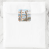 Sticker Carré Chapeau de soleil sur une clôture de plage (Sac)