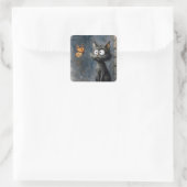 Sticker Carré Chat hirsute fixant un papillon monarque (Sac)