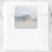 Sticker Carré Château de chaume entouré de nuages (Sac)