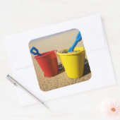 Sticker Carré Chaussures Et Chaussures Sur La Plage De Sable (Enveloppe)