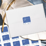 Sticker Carré Chinoiserie Bleu Élégant Mariage Floral<br><div class="desc">stickers de mariage chinoiserie personnalisée avec design botanique vintage bleu et blanc élégant. Parfait pour les scellés d'enveloppe et favoriser l'emballage. Floral délicat et romantique, avec des branches de roses et d'oiseaux de la nature et une palette de couleurs dans les tons bleus inspirés de la toile rustique française, porcelaine...</div>