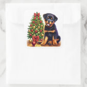 Sticker Carré Chiot de Noël Rottweiler par l'arbre festif (Sac)