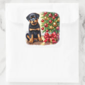 Sticker Carré Chiot Rottweiler à côté d'un arbre de Noël (Sac)