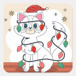 Sticker Carré Christmas Cat<br><div class="desc">Illustration d'un chat blanc portant un chapeau de Père Noël rayé rouge et blanc, enveloppé d'une série de lumières de Noël aux ampoules rouges et vertes, assis sur une surface marron, avec un arrière - plan beige clair orné d'étoiles jaunes et de formes géométriques, créé avec des lignes épurées et...</div>