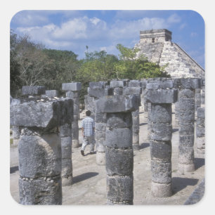 Sticker Carré Colonnes de pierre anciennes à Chichen Itza. Centr