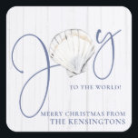 Sticker Carré Coquillage de Noël de la côte rustique Joie<br><div class="desc">Stickers Rustic Coastal Christmas Seashell Joy mettant en vedette une typographie festive et élégante de Joy to the World en utilisant un coquillage nautique aquarelle comme "o" dans Joy. Ajoutez facilement votre propre salutation et votre nom pour un ajout amusant et personnalisé à vos cartes et paquets cette année!</div>