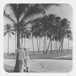 Sticker Carré Couple debout sous l'arbre