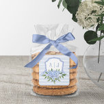 Sticker Carré Crête Monogramme Hydrangée Bleue avec bandes Favor<br><div class="desc">Ce magnifique design présente votre texte personnalisé dans la crête aquarelée peinte avec un ruban et des hydrangées. Utilisez le formulaire modèle pour ajouter vos informations.</div>