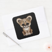 Sticker Carré Cute Baby Cougar Cub sur Noir (Enveloppe)