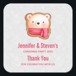 Sticker Carré Cute Bear Face Red Scarf et Rosy Cheeks Christmas<br><div class="desc">Fête merci autocollants avec un visage d'ours mignon et adorable mis sur une base de biscuits. Portant un foulard rayé rouge et blanc. Arrière - plan est un motif qui a l'air de tomber la neige,  en argent et blanc.</div>