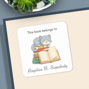 Sticker Carré Cute Chat au-dessus d'une pile de livres - Plaque