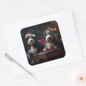Sticker Carré Décor de Noël Bernedoodle Snowy Sleigh (Enveloppe)
