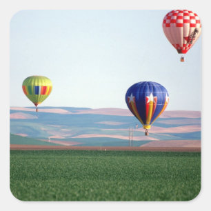 Sticker Carré Des ballons à air chaud colorés flottent au-dessus