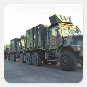 Sticker Carré Des camions blindés sont assis sur la jetée à More