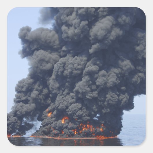 Sticker Carré Des nuages sombres de fumée et de feu émergent 2 (Devant)