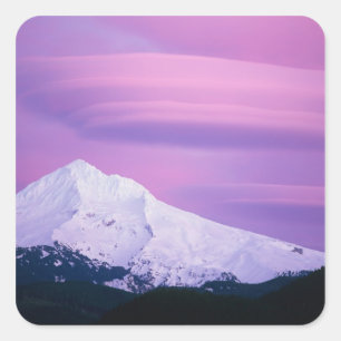 Sticker Carré Des nuages violets profonds entourent le mont Hood
