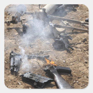 Sticker Carré Des pièces d'armes ennemies sont mises à la dispos