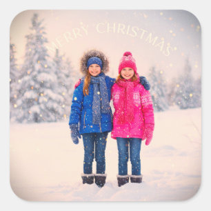 STICKER CARRÉ DEUX FILLES ENFANTS DANS SCÈNE DE NEIGE NOËL DESIG