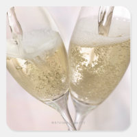 Deux flûtes de champagne remplies de mousseux