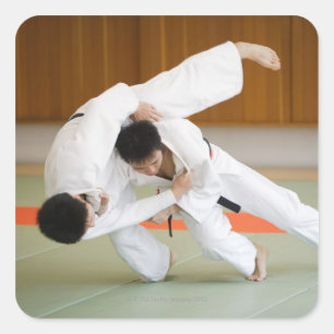 Sticker Carré Deux hommes en compétition dans un Judo Match 2