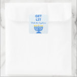 Sticker Carré Drôle "Get Lit" Chic Personnalisé Menorah Hanoukka<br><div class="desc">Apportez une étincelle festive à vos célébrations Hanoukka avec ces autocollants amusants "Get Lit"! Dotés d'une illustration audacieuse de la menorah, d'un texte personnalisable de nom de famille et d'un message ludique, ces autocollants sont parfaits pour ajouter de la personnalité aux sacs-cadeaux, aux ballotins ou aux cartes de fin de...</div>