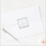 Sticker Carré Dusty Blue Vintage Ornate Classic Wedding faveur<br><div class="desc">Elégant design vintage cadre décoratif bordure avec police serif sophistiquée dans la couleur bleu poussiéreux,  simple et classique,  grand autocollants de mariage personnalisé pour mariage classique moderne,  mariage vintage romantique,  et mariage traditionnel formel. Voir toutes les pièces correspondantes de la collection</div>