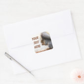 Sticker Carré Écureuil sur un banc et quelques noix (Enveloppe)