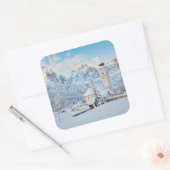 Sticker Carré Eglise couverte de neige avec arrière - plan de mo (Enveloppe)