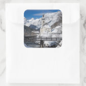 Sticker Carré Eglise dans la neige avec les Alpes (Sac)