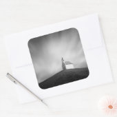 Sticker Carré Eglise sur une colline en noir et blanc (Enveloppe)