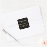 Sticker Carré Élégant Black Faux Gold Script Christmas Snowflake<br><div class="desc">Elégante, personnalisée, personnalisée, belle noire, luxe faux script typographie, flocons de neige, Joyeux Noël retour adresse étiquette autocollants carré. Pour customiser, il suffit de taper votre nom / nom du couple / nom de famille / nom de famille, et adresse. Un bel autocollant parfait pour vos mailings de noël cette...</div>