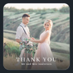 Sticker Carré Elégant Mariage photo Merci Favoriser<br><div class="desc">Faites de votre mariage merci les faveurs extra spécial avec ces stickers photo élégants! Ces autocollants sont le moyen parfait de personnaliser vos cadeaux aux invités et d'ajouter une touche sincère à vos faveurs de mariage. Chaque autocollant présente un design élégant qui peut être customisé avec votre photo mariage préférée,...</div>