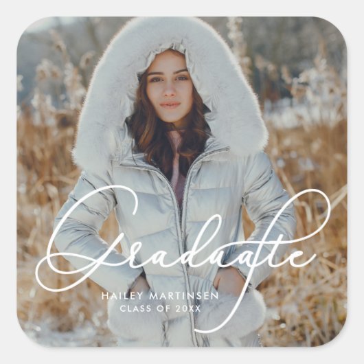 Sticker Carré Élégant Script Graduate Photo et nom (Devant)