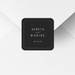 Sticker Carré Élégante typographie simple mariage noir<br><div class="desc">Scellé d'enveloppe de faire-part de mariage noire minimaliste moderne ou autocollant de pack de faveur avec un élégant script de calligraphie chic élégant avec cadre rond de coins. Facilité de personnalisation avec vos détails ! Convient aux mariages romantiques classiques, neutres, formels ou classiques en cravate noire. Veuillez noter que la...</div>