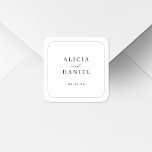 Sticker Carré Élégante typographie simple mariage noir et blanc<br><div class="desc">Scellé d'enveloppe de faire-part de mariage minimaliste moderne ou autocollant de pack de faveur avec un élégant script de calligraphie chic élégant avec cadre rond de coins. Facilité de personnalisation avec vos détails ! Convient aux mariages romantiques classiques, neutres, formels ou classiques en cravate noire. Veuillez noter que la couleur...</div>