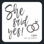 Sticker Carré Elle A Dit Oui ! | Lettres de script de partie d'e<br><div class="desc">Un autocollant amusant et unique en écriture, spécialement adapté à votre futur dîner ou fête fiançailles. Il contient les mots "Elle a dit oui !" avec des anneaux mariages à côté. En dessous de cela et au-dessus il y a les noms de la mariée et du marié et la date...</div>