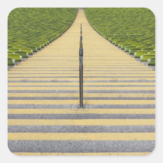 Sticker Carré Escalier du stade entre rangées de sièges verts (Devant)