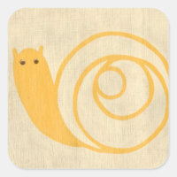 Escargot jaune sur Arrière - plan crème