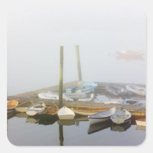 Sticker Carré Esquifs et brouillard matinal à Southwest Harbor,