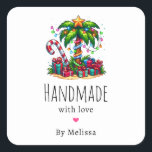 Sticker Carré Fabriqué à la main avec amour Tropical Christmas P<br><div class="desc">Fabriqué à la main avec des autocollants de produits Love avec une image de vacances saisonnière. Un palmier tropical orné de lumières festives surmonté d'une étoile. Un sucre de canne géant rouge et blanc qui sort du sable. Cadeaux de Noël sous l'arbre. Whimsical et amusant.</div>