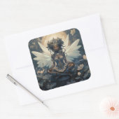 Sticker Carré Fée noire assise sur une plaque de Lily (Enveloppe)